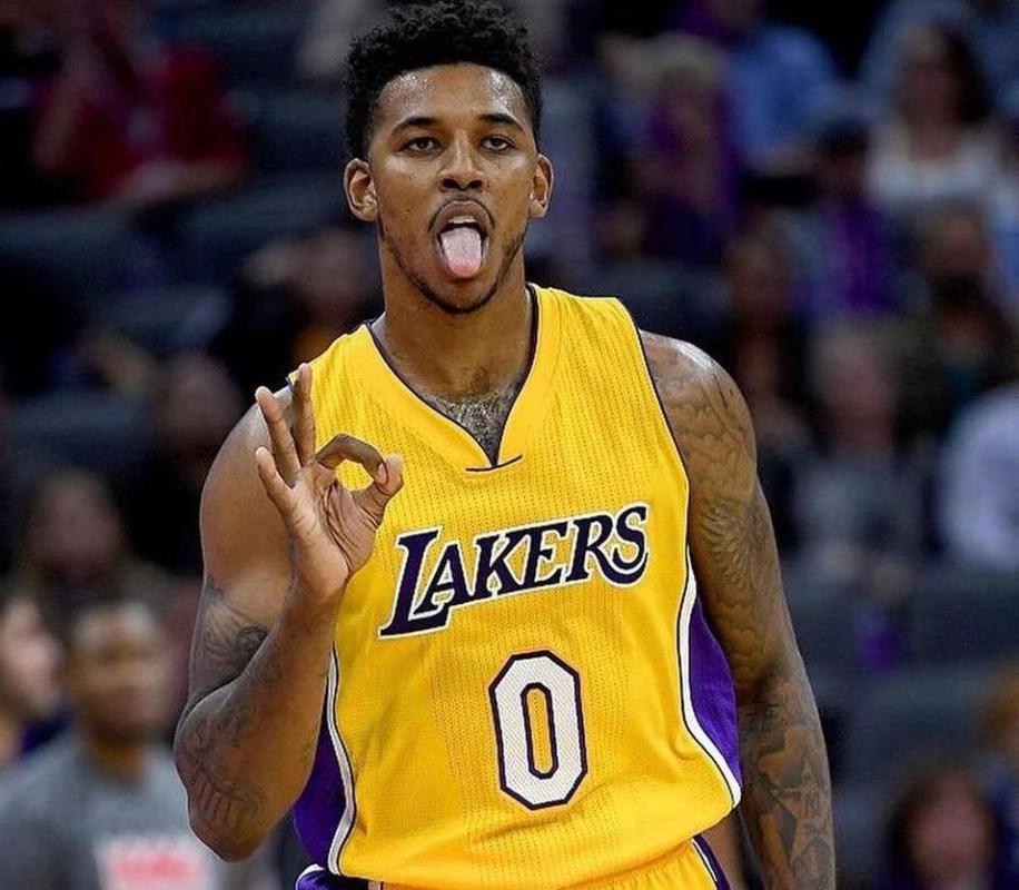 而是俯身捂 而是俯身捂